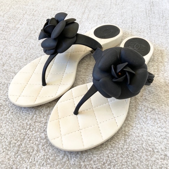 SOLD! Camellia Rubber Thong Sandals Black & White - Picture 2 of 2